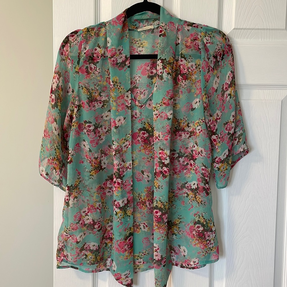 Beautiful sheer floral tie colour blouse by the brand Everly. New condition SzS